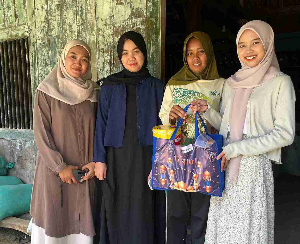 Pembagian parcel Lebaran oleh SPPG Sumberjo Malo kepada warga sekitar dapur menjelang Idul Fitri