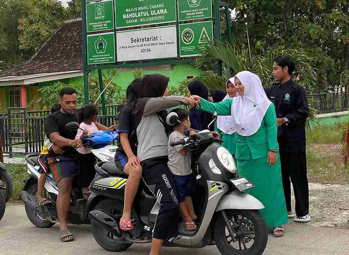 Banom NU Gayam Bojonegoro membagikan takjil kepada pengguna jalan saat Ramadhan