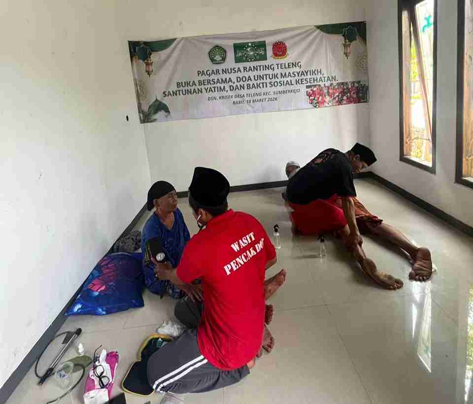 Pengobatan tradisional oleh anggota Pagar Nusa Teleng