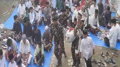 Banser Satkoryon Kota Bojonegoro mengevakuasi jemaah sakit saat Sholat Idul Fitri
