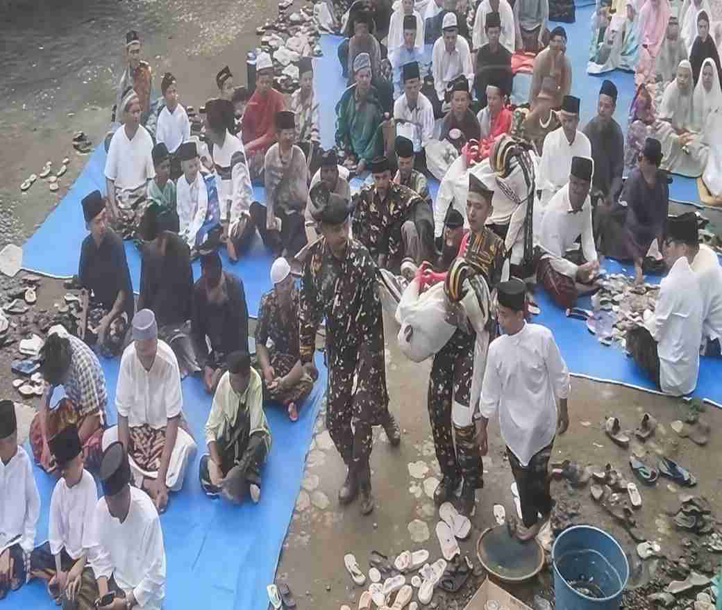 Banser Satkoryon Kota Bojonegoro mengevakuasi jemaah sakit saat Sholat Idul Fitri