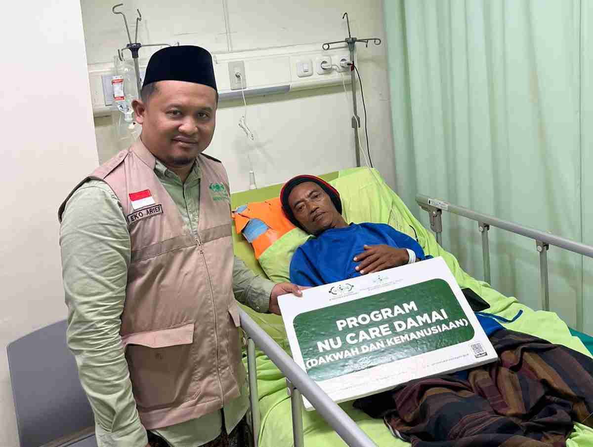 LAZISNU Bojonegoro memberikan bantuan kepada anggota Banser yang dirawat di RSUD Padangan