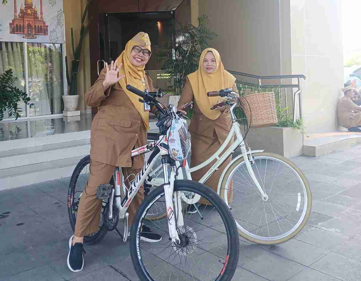 ASN perempuan Bojonegoro bersepeda di halaman kantor