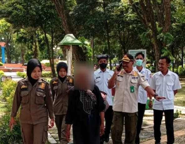 Petugas Satpol PP dan Dinsos Bojonegoro melakukan patroli gabungan menertibkan PPKS di kawasan Alun-Alun Bojonegoro.