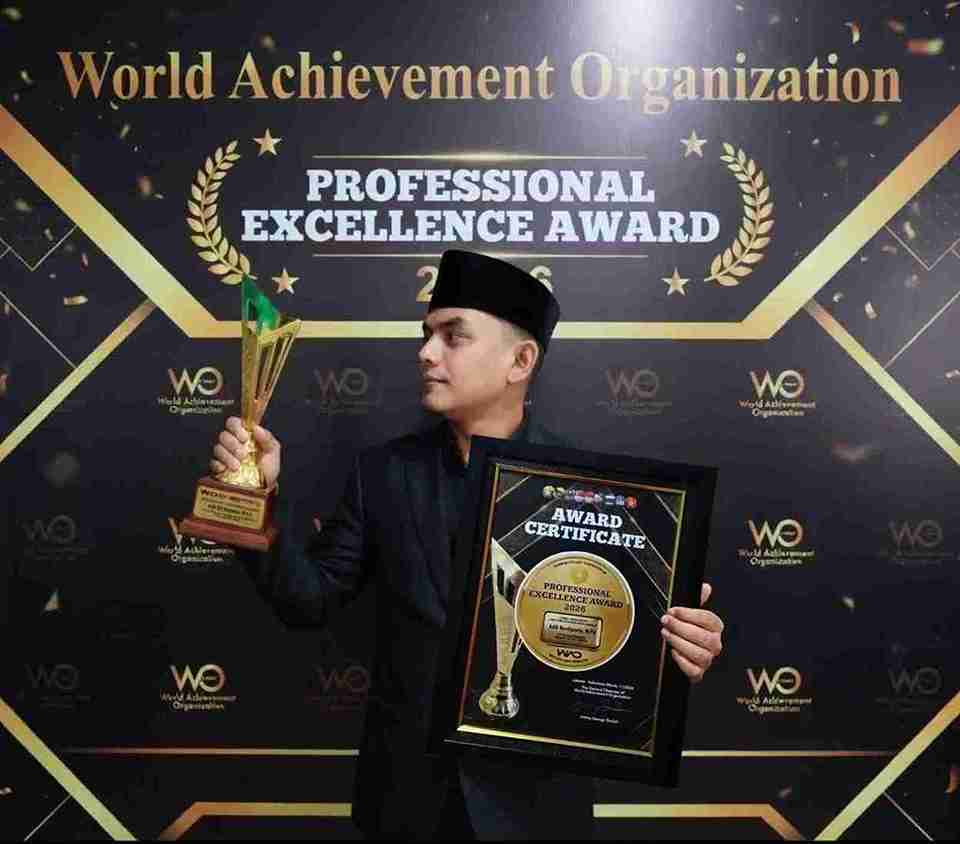 Adib Nurdiyanto menunjukkan piala dan sertifikat Professional Excellence Award 2026 di acara penghargaan World Achievement Organization di Jakarta.