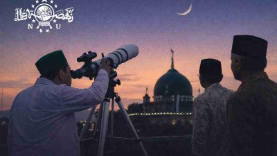 Petugas melakukan rukyatul hilal dengan teleskop di depan masjid saat senja