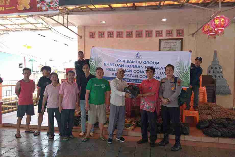 Sambu Group dan YBDA menyerahkan bantuan sembako kepada korban kebakaran di Kelurahan Concong Luar, Indragiri Hilir