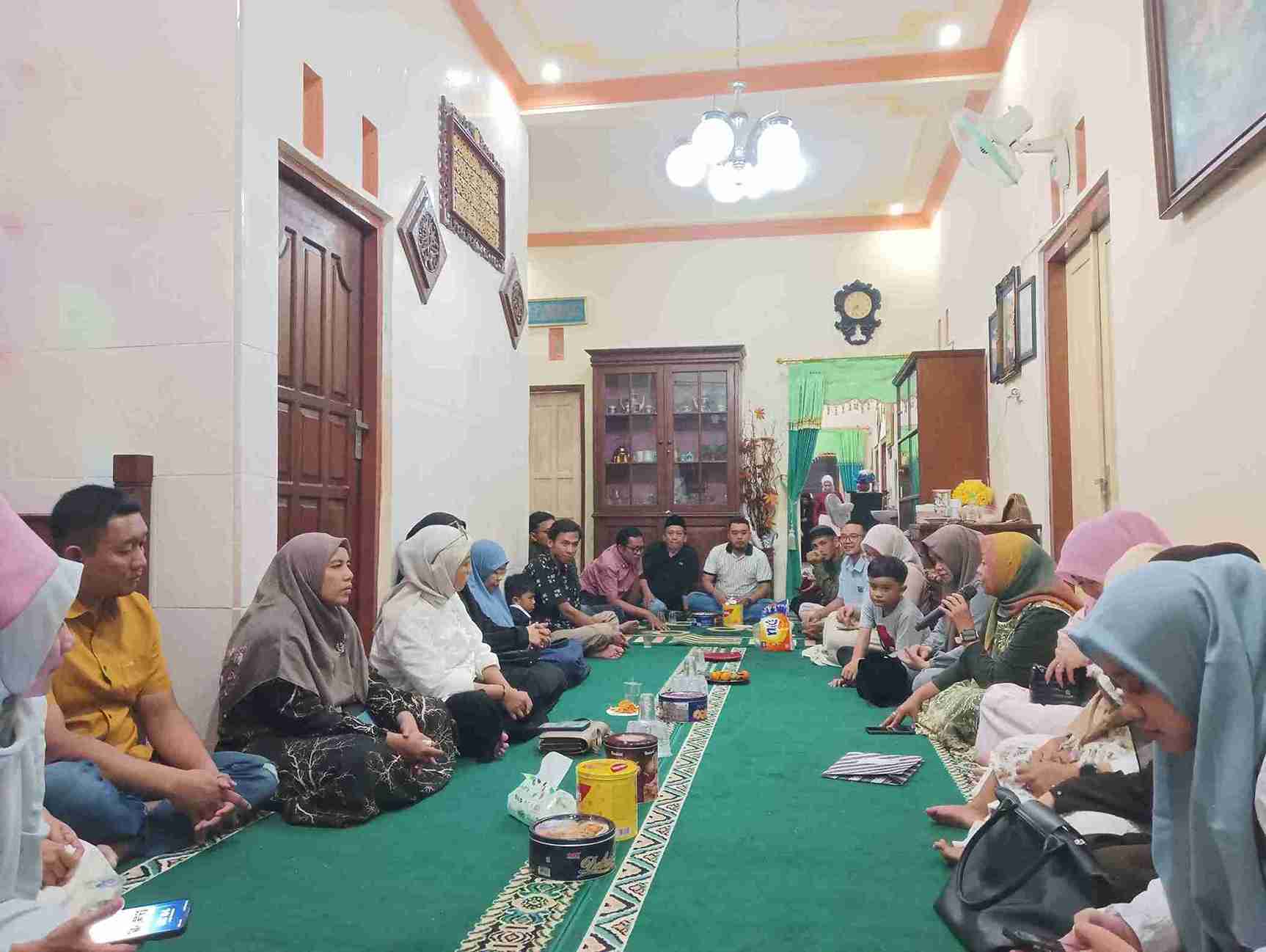 Suasana Halal Bihalal Disbudpar Bojonegoro di rumah Kepala Dinas
