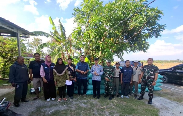 DKPP Bojonegoro bersama Bulog dan Kodim 0813 melakukan sidak panen untuk memantau harga gabah petani di Tambakrejo