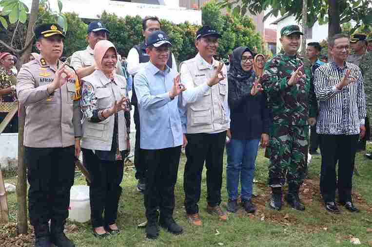 Menteri Lingkungan Hidup Hanif Faisol Nurofiq bersama Bupati Setyo Wahono dan jajaran Forkopimda saat kegiatan korve kebersihan di Pasar Wisata Bojonegoro