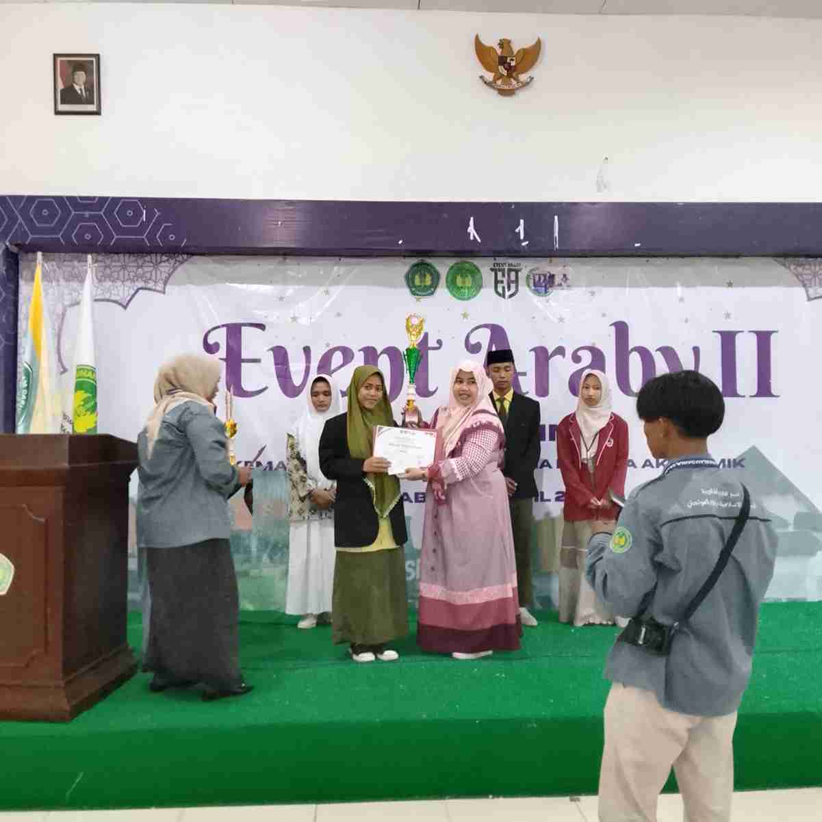 Siswa MA Al-Rosyid menerima hadiah juara Event Araby II Lamongan