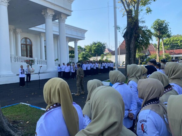 Wakil Bupati Bojonegoro memimpin apel pagi ASN di halaman gedung putih dengan penekanan efisiensi energi