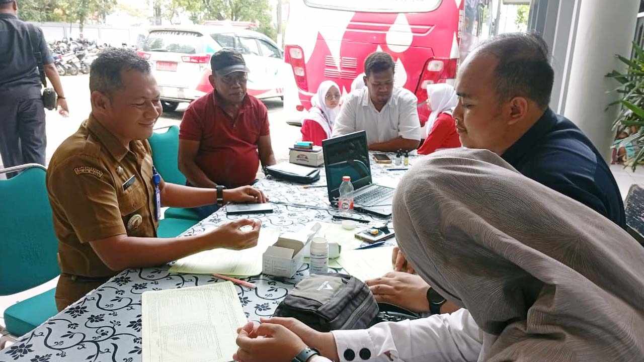 Kegiatan donor darah PMI Kecamatan Kapas saat Halal Bihalal