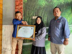 Dedikasi Lindungi Perempuan dan Anak, Ketua APPA Bojonegoro Raih Penghargaan PWI