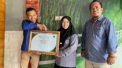 Ketua APPA Bojonegoro Nafidatul Himah menerima penghargaan PWI