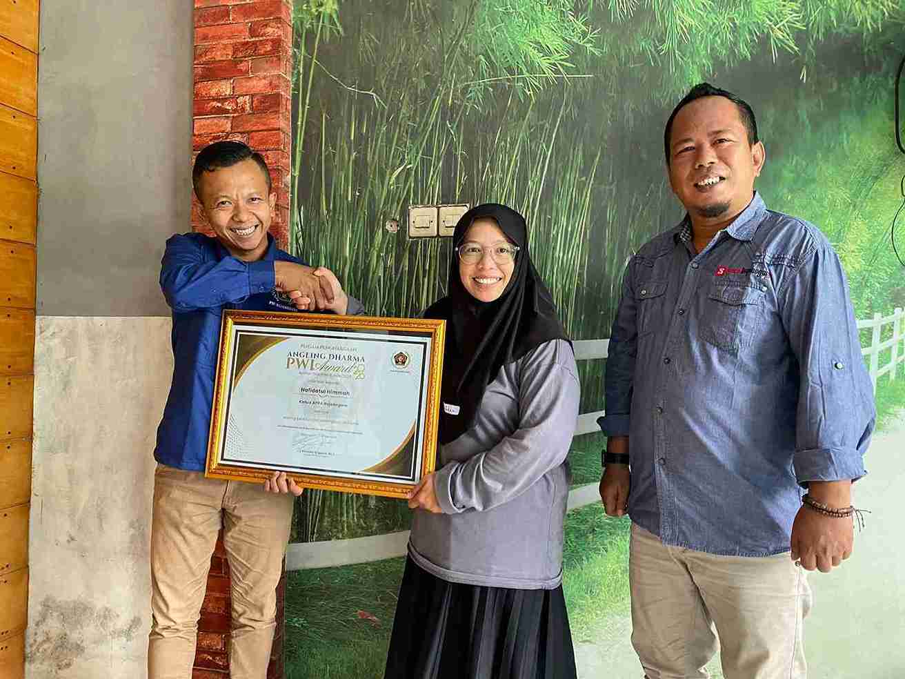 Ketua APPA Bojonegoro Nafidatul Himah menerima penghargaan PWI