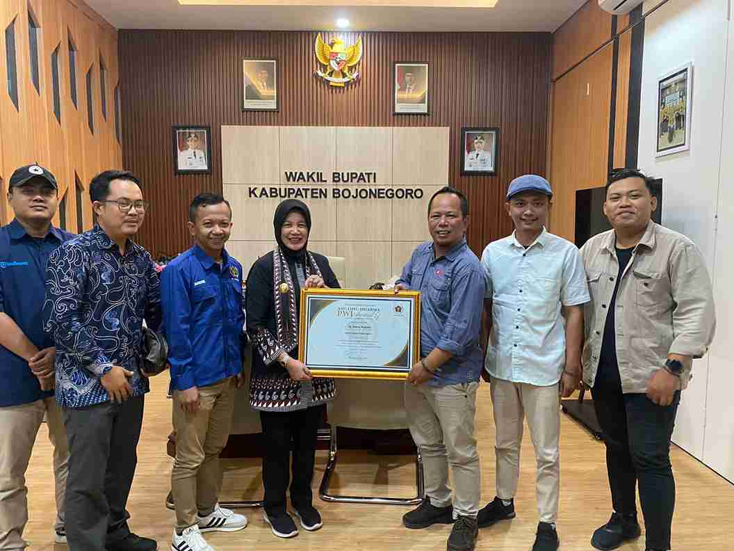Wabup Bojonegoro Nurul Azizah menerima Angling Dharma PWI Award 2026