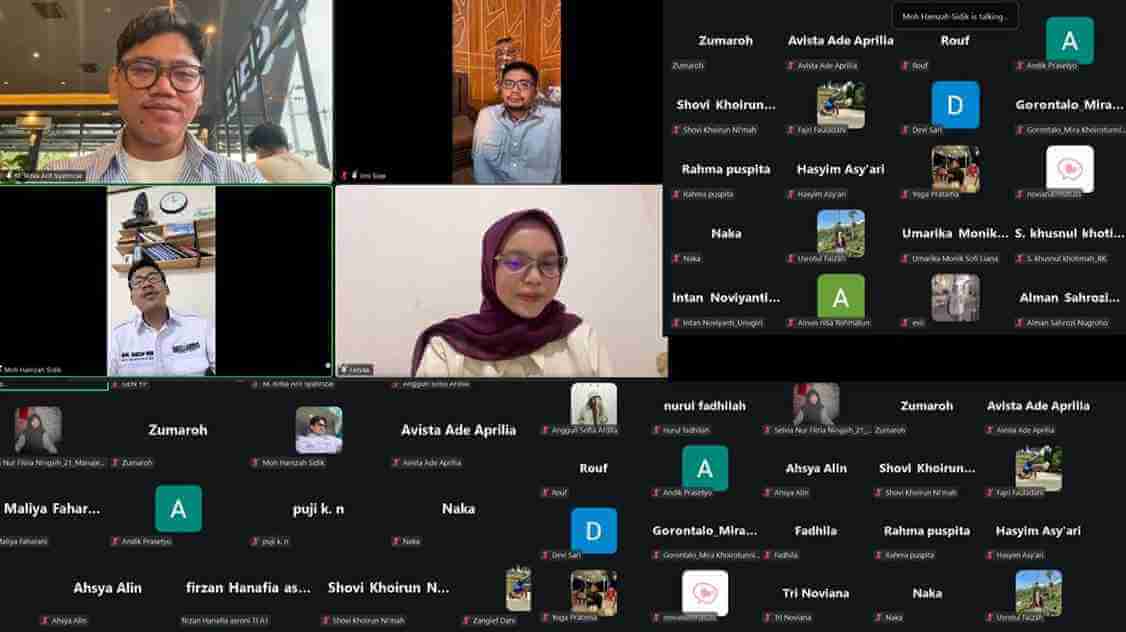 Tampilan layar webinar daring dengan banyak peserta dari berbagai daerah Indonesia