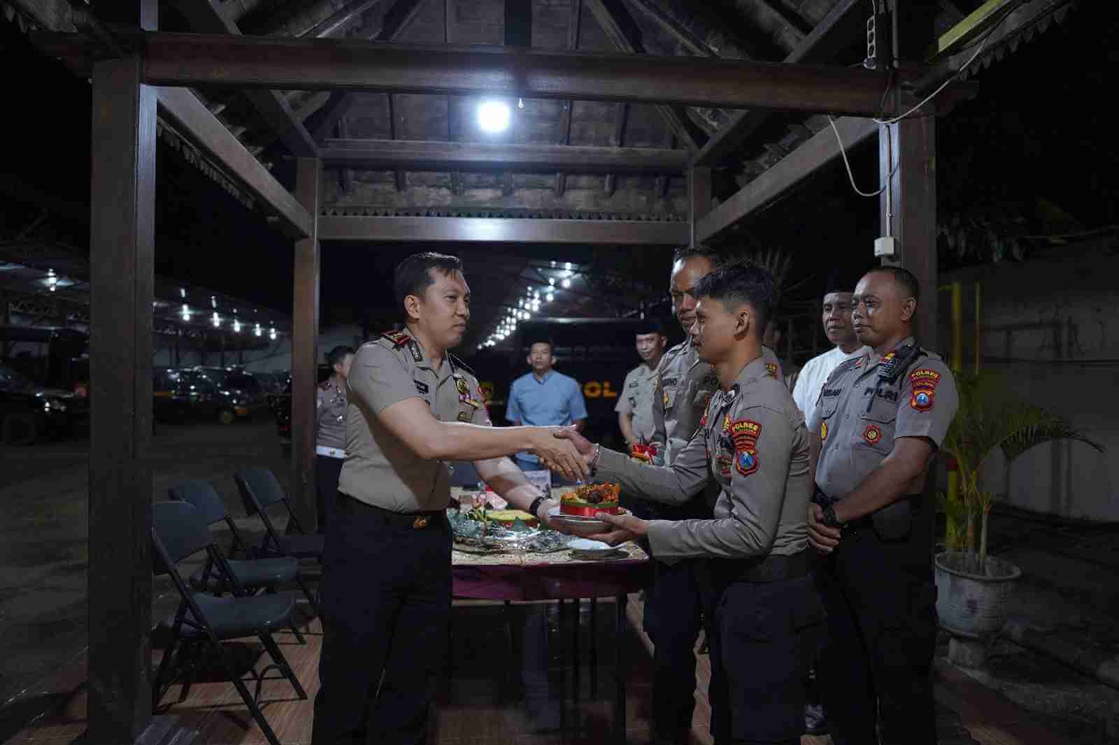 Kapolres Bojonegoro berjabat tangan saat tasyakuran HUT ke-74 Korps Sabhara