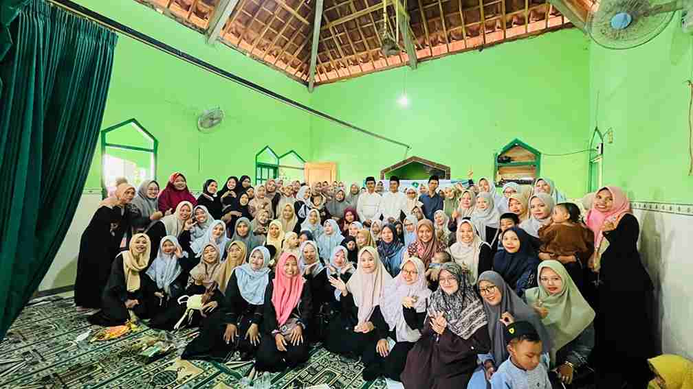 Alumni PP Abu Dzarrin Banat Bojonegoro Tuban saat ngaos dan halal bihalal