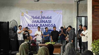 Anggota dan pengurus IAB bernyanyi bersama saat soft opening sekretariat di Bojonegoro