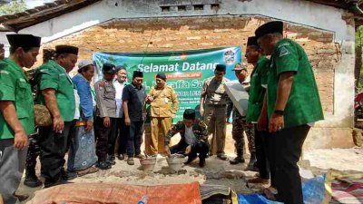 Ketua PW GP Ansor Jawa Timur Musaffa Safril saat peletakan batu pertama Program Satu Desa Satu Rumah di Kecamatan Lenteng Kabupaten Sumenep