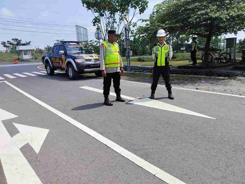 Petugas Polsek Gayam patroli keamanan di area proyek EMCL Bojonegoro