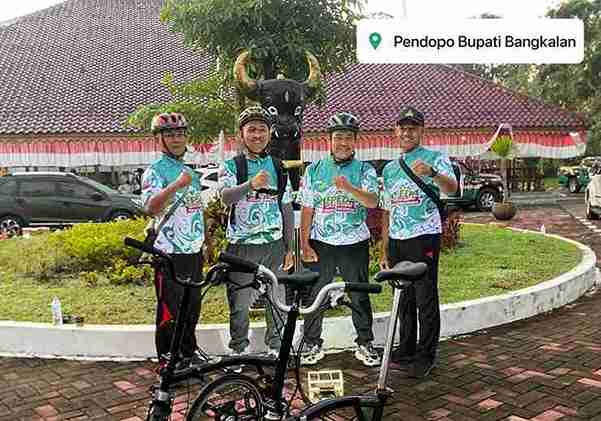Kader GP Ansor berpose sebelum gowes di Pendopo Bangkalan