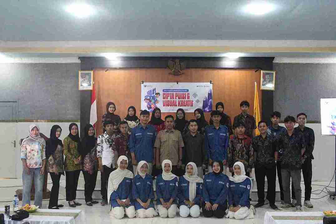 Peserta dan panitia pelatihan cipta puisi dan visual kreatif UKM Multimedia IKIP PGRI Bojonegoro berfoto bersama di auditorium.