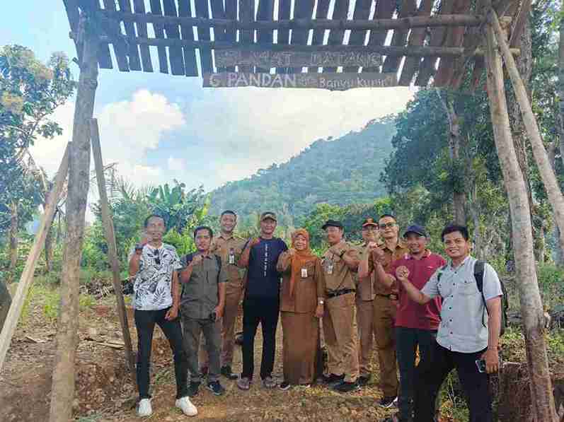 Disbudpar Bojonegoro bersama Attanwir dan pemerintah desa saat Tinjauan pengelolaan Banyu Kuning di Gunung Pandan