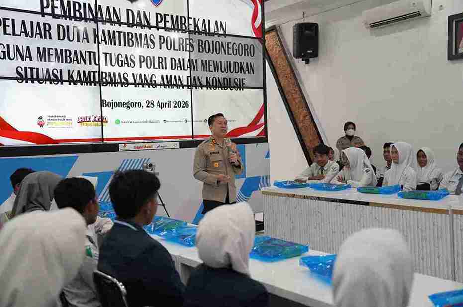 AKBP Afrian Satya Permadi Kapolres Bojonegoro memberikan edukasi kepada pelajar dalam kegiatan interaktif di ruang pertemuan