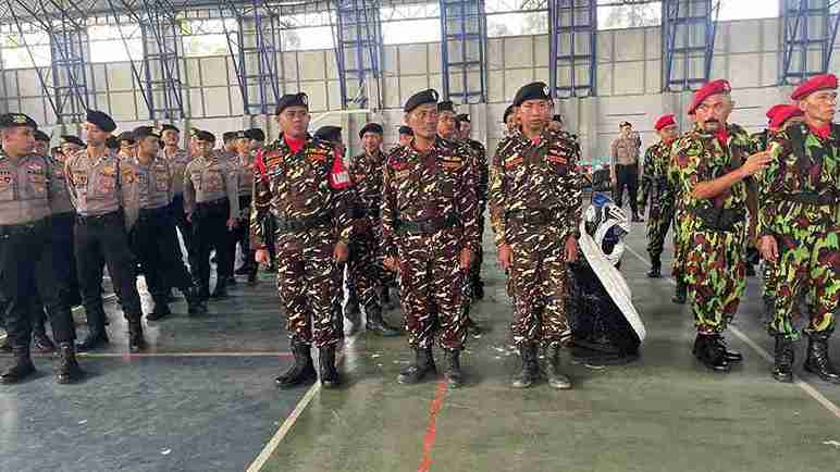 Personel Banser Bojonegoro mengikuti Apel Sabuk Kamtibmas bersama Polres di GOR Mapolres