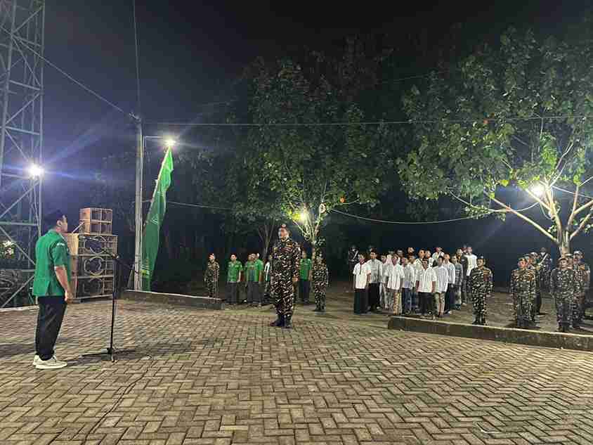 Kader GP Ansor dan Banser Gondang mengikuti apel kesetiaan dalam rangka Harlah ke-92 GP Ansor di halaman Masjid Darussalam Kedungglugu.