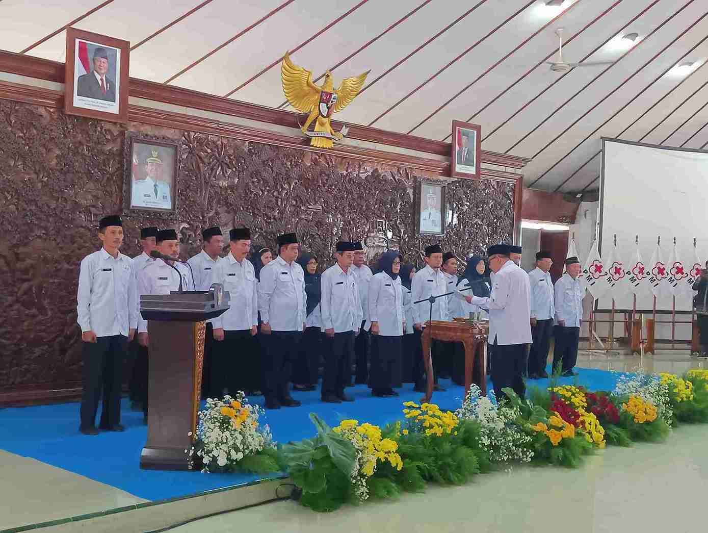 Imam Utomo Ketua PMI Jatim melantik pengurus PMI Bojonegoro di Pendopo Malowopati