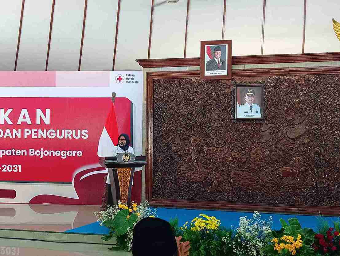 Ninik Susmiati Ketua PMI Bojonegoro menyampaikan sambutan acara Pelantikan Pengurus PMI Bojonegoro