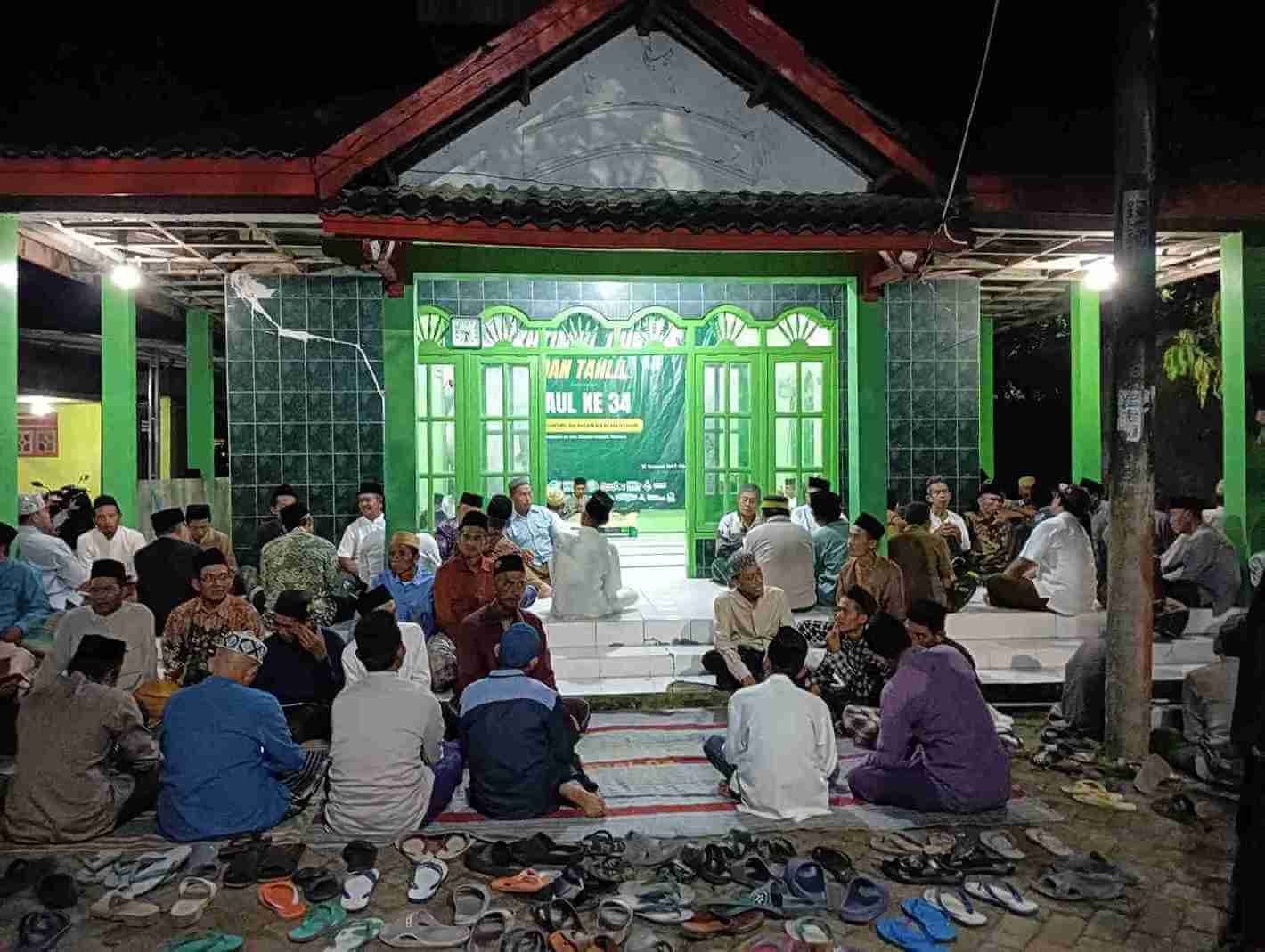 Jamaah mengikuti takhtimul Qur’an dan tahlil haul ke-34 Mbah Kyai Masyhur di Mushola Mambaul Ulum Ngasem Bojonegoro