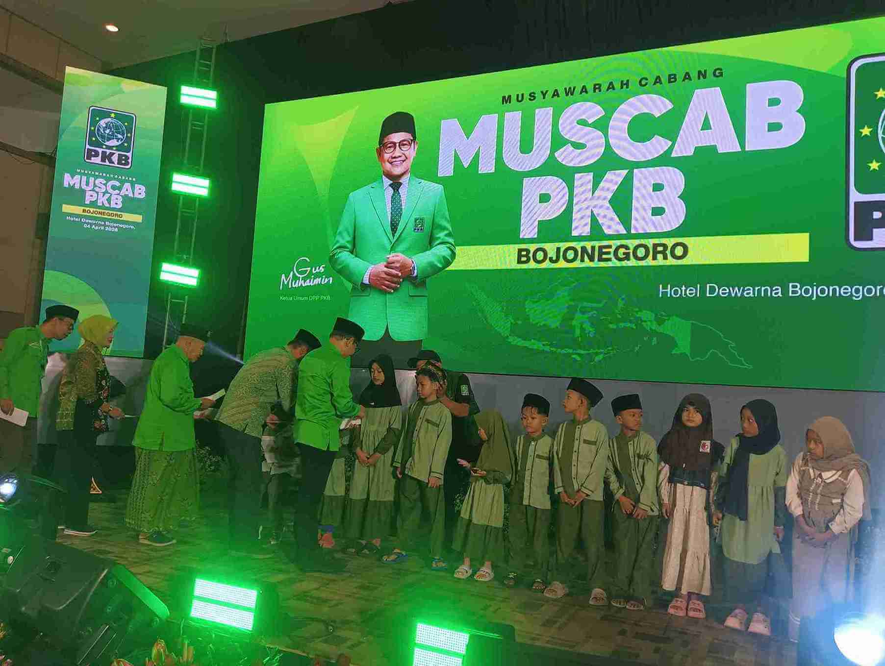 Santunan kepada anak yatim di Acara Muscab PKB Bojonegoro Sabtu (04/04/2026)