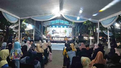 Penampilan seni budaya dalam Pentas Budal di Taman Rajekwesi Bojonegoro