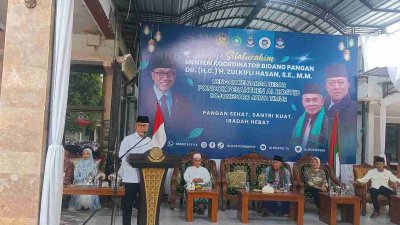Menko Pangan Zulkifli Hasan saat sambutan di acara kunjungan kerja di Pondok Pesantren Al-Rosyid