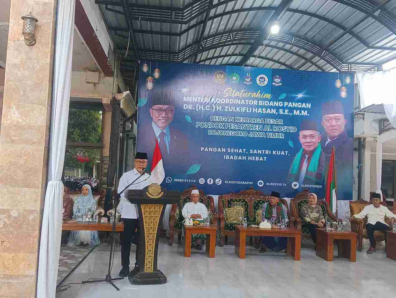 Menko Pangan Zulkifli Hasan saat sambutan di acara kunjungan kerja di Pondok Pesantren Al-Rosyid