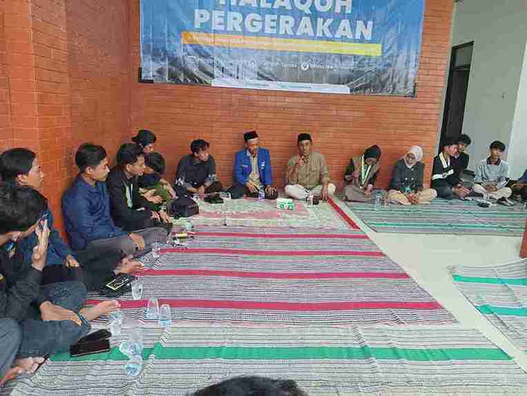 Suasana Halaqoh Pergerakan PMII Bojonegoro di Graha IKA PMII Desa Pacul diikuti puluhan kader