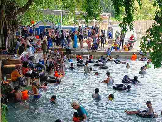 Anak-anak bermain di kolam renang Sendang Beron Rengel Tuban yang ramai pengunjung