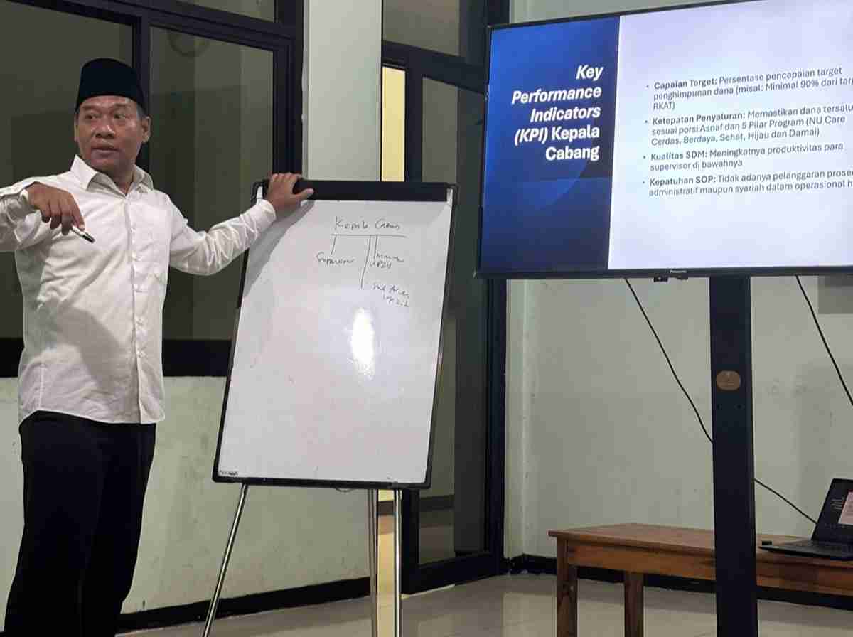 Joko Hadi Purnomo Ketua Pemateri LAZISNU Tuban menjelaskan KPI kepala cabang dalam pelatihan manajemen UPZIS
