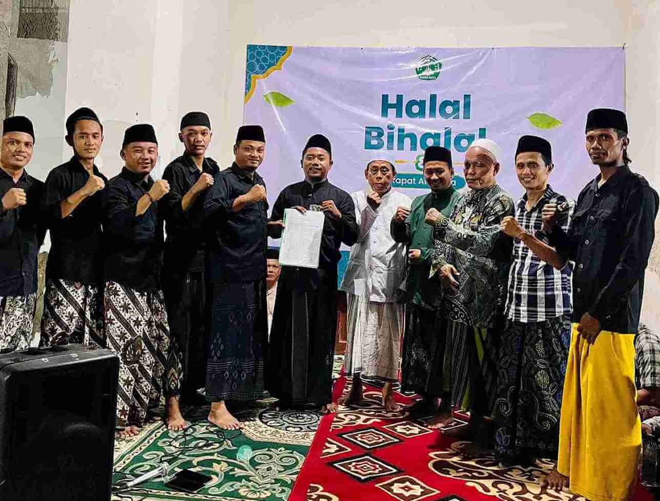 Nur Kodli bersama pengurus Pagar Nusa Nglumber usai terpilih sebagai ketua dalam rapat anggota dan halal bihalal
