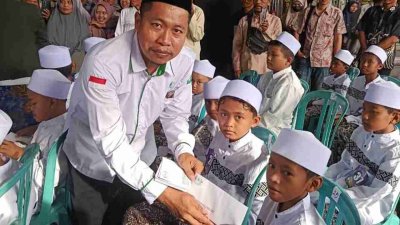 LAZISNU Salurkan Santunan Khitan Massal di Sela Peringatan Haul Asmoroqondi Tuban