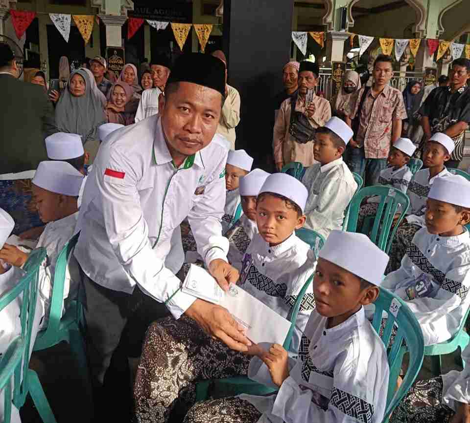 LAZISNU Tuban memberikan santunan kepada anak peserta khitan massal saat Haul Asmoroqondi