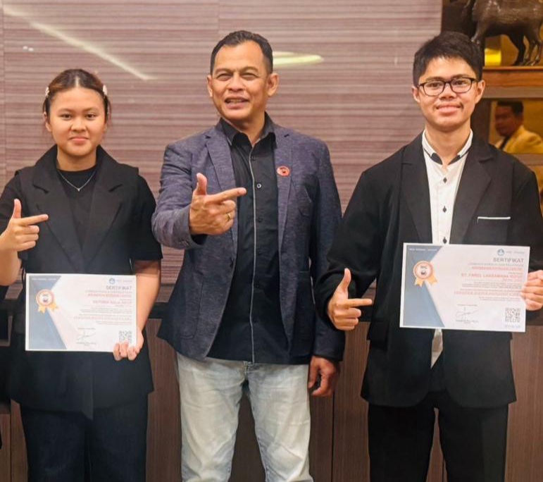 Farel dan Victoria, kakak beradik asal Bojonegoro, usai menerima sertifikat Master Hipnotis dalam pelatihan di Surabaya, 12 April 2026.
