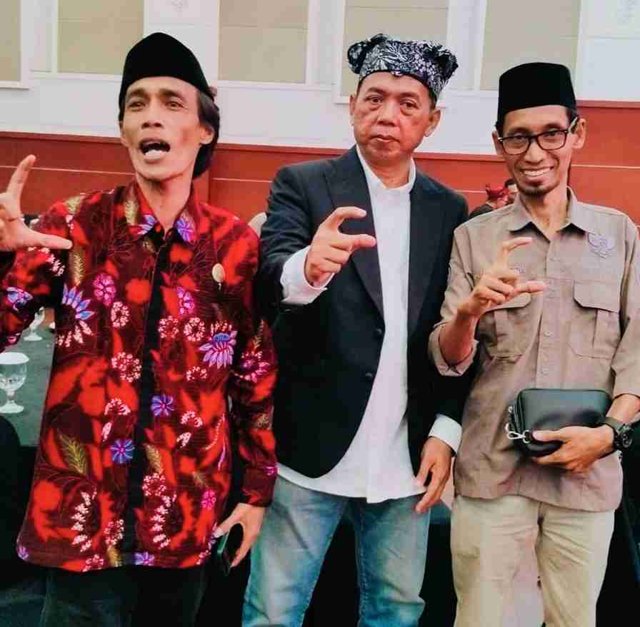 Komisioner KI Jawa Timur bersama tokoh pers saat HUT ke-20 Berita Jatim di Surabaya