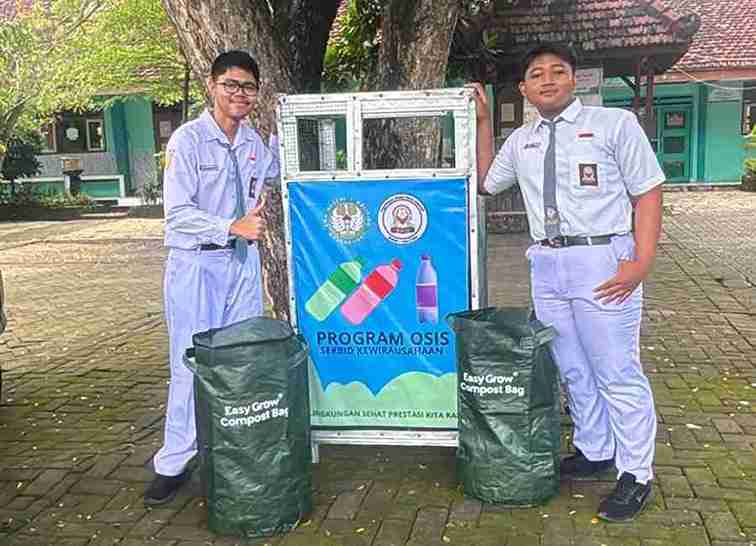 Farel Laksamana Rouf Ketua OSIS SMA Negeri 1 Kalitidu bersama Kharis