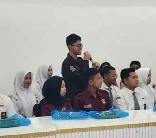 Farel Laksamana Ro'uf Ketua OSIS SMA Negeri 1 Kalitidu menyampaikan pertanyaan